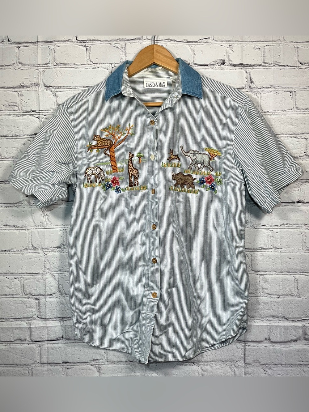 Vintage Casey & Max Safari Animal Embroidered Button Up Shirt Womens Small